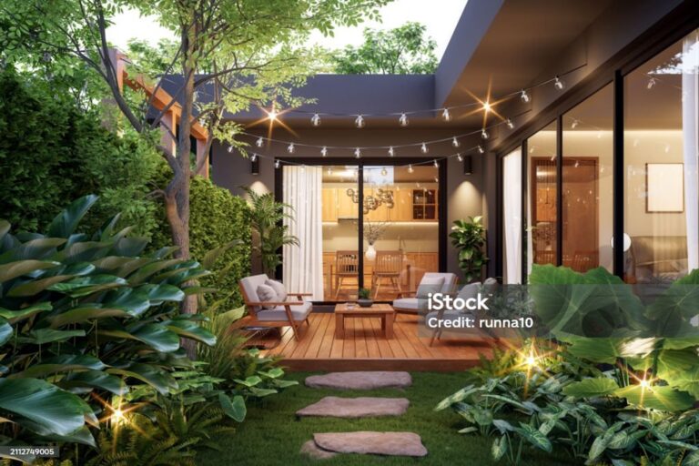 Un jardin moderne avec une terrasse en bois, entouré de végétation dense, et une maison aux grandes fenêtres donnant une ambiance chaleureuse et relaxante avec un style rétro chic.