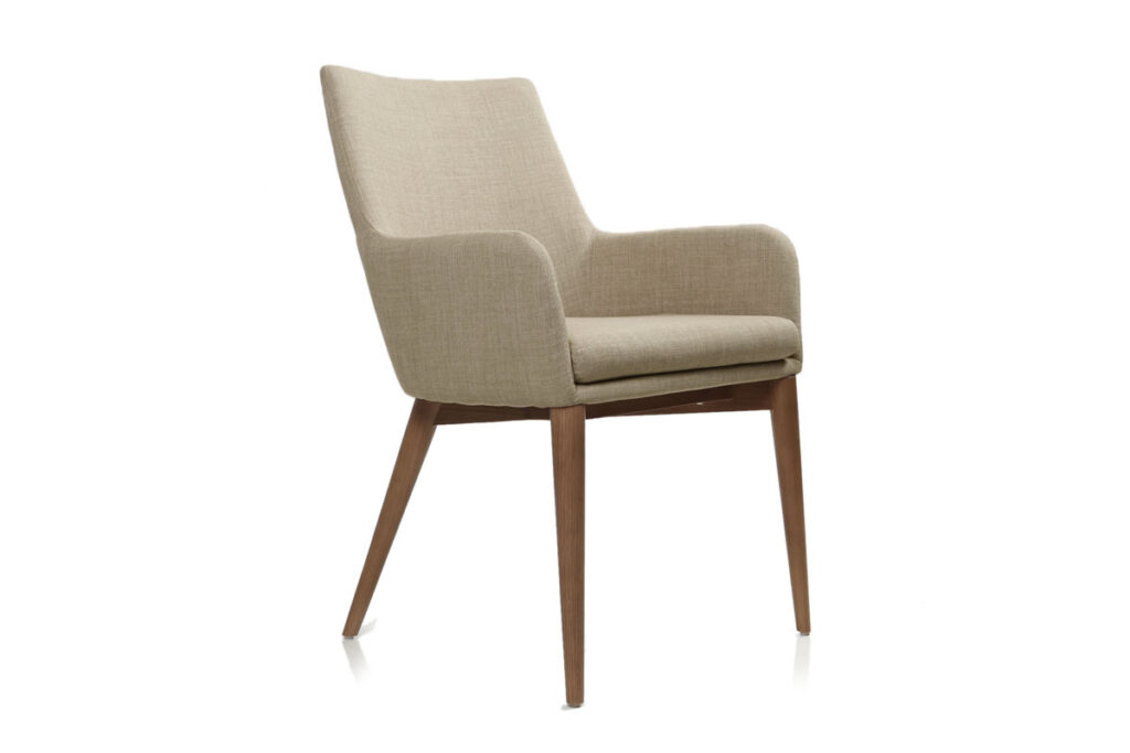 Chaise en tissu beige avec des pates en bois foncé